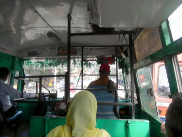 ロアー・ダラムサラ附近を走る路線バスの車内
