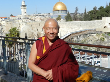 大阿闍梨チャト・リンポチェ；御本人よりチベット暦正月の御挨拶として拝領したお写真です。