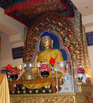 ダラムサラ中央寺院の本尊釈迦牟尼仏